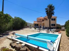 Guesthouse Monte Francisco BaanSwy - 3 Quartos - piscina privada, hótel í Castro Marim