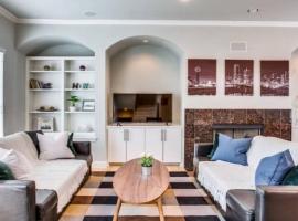 Stylish Three-Story Oak Lawn House, vacation home in Dallas