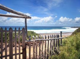 Tofinho Beach House Apartments, hotel di Inhambane