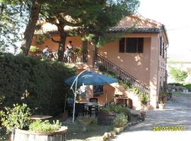 Family villa pool and country side views Italy, готель з парковкою у місті Ostra