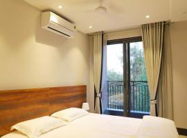 Apt# ONE-FOUR-TWO - with Lift - High Speed Wifi - Smart TV, cheap hotel in New Delhi