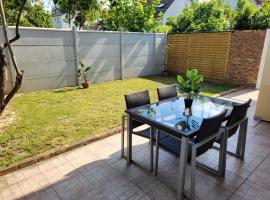 charmant studio de 30 m2 très calme avec sa grande belle terrasse et son jardin PRIVATIF, Hotel in Tremblay En France