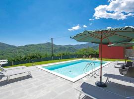 Holiday Home Castello della MugazzenGru Coronata by Interhome, hotel dengan parking di Tresana