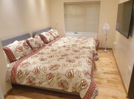 London Luxury Apartments 1min walk from Underground, with FREE PARKING FREE WIFI, apartment in London