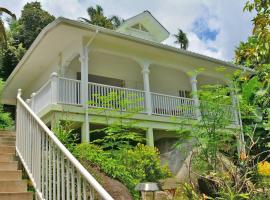 Petit Baie Chalets, hotel din Au Cap