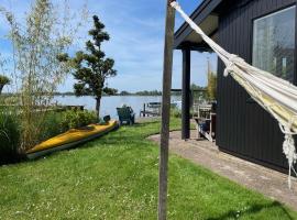 The Outpost Lakehouse- enjoy our house at Reeuwijkse Plassen - near Gouda، فندق في Reeuwijk