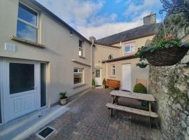 Shannon Bridge House, vacation home in Carrick on Shannon
