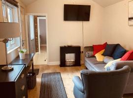 2 Beautiful Apartments in One House, hotel sa Kidderminster