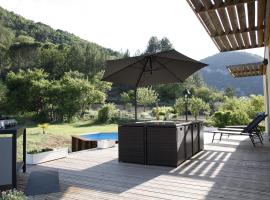 Villa en Campagne Provençale avec piscine, hotel con estacionamiento en Curnier