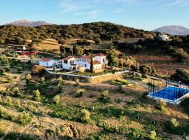 Santa Marta complejo rural con pista de padel, country house in Archidona