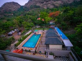 Indradhanush Hill Resort，Mulshi的有停車位的飯店
