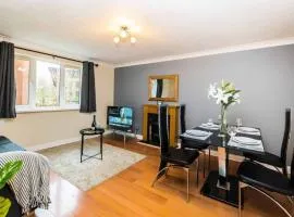 Central 2 Bed 2 Bath Flat with Parking by CozyNest