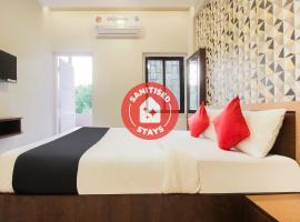 Vaccinated Staff - Capital O 61803 Sagar Lodge, hotel v destinaci Alibag