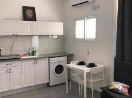 Isramax low-cost apartment near the sea., hotel di Bat Yam