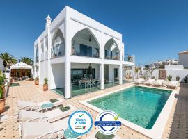 Riad Matias Galé - Luxury Villa with private pool, AC, free wifi, 5 min from the beach, vila di Guia