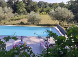 Gîte Gard 4-5 personnes Piscine et rivière, apartman u gradu Saint-Julien-de-Cassagnas