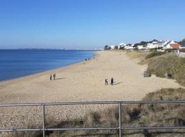 Charmant studio Bord de mer Plage Ste Marguerite Pornichet، فندق في بورنيشّيه