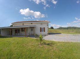 Gîte en Béarn entre Océan et Montagne classé 4 Etoiles，Labeyrie的有停車位的飯店