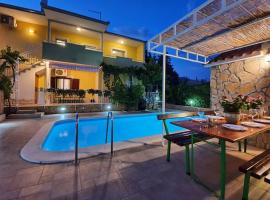 Beautiful villa - private heated pool, parking, BBQ near Split, hótel í Solin