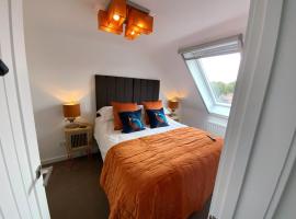 THE HIDEAWAY - LUXURY SELF CATERING COASTAL APARTMENT with PRIVATE ENTRANCE & KEY BOX ENTRY JUST A FEW MINUTES WALK TO THE BEACH, SOLENT WAY WALK, SHOPS and many EATERIES & BARS - FREE OFF ROAD PARKING,FULL KITCHEN, LOUNGE,BEDROOM , BATHROOM & WI-FI, hotell i Lymington