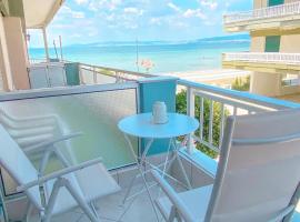 A wonderful apartment in front of the sea!, hotel with parking in Perea