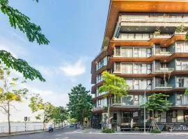 22Land Moon West Lake