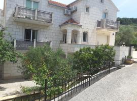 Apartments Nives, hotel di Supetar