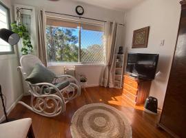 Cozy self-contained unit surrounded by nature, hotel in Goonellabah
