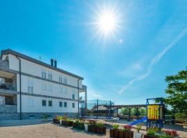 Crowonder Luxury Vir- 6 New Apartments for Families with Playground for Kids – hotel w mieście Vir