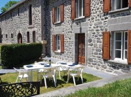 Lodge-Sagne une ferme rénovée au cœur du Cantal à proximité de la station de ski du Lioran, cheap hotel in Neussargues en Pinatelle
