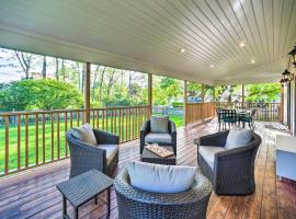 Peaceful Family Home with Fire Pit and Large Yard, lavprishotell i Williamstown