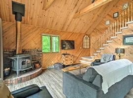 Near Snowmobiling! Riverfront Traverse City Cabin, hotel u gradu Travers Siti