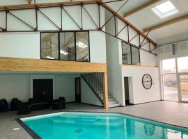Villa de 5 chambres avec piscine privee jardin clos et wifi a Dollon, koča v mestu Dollon