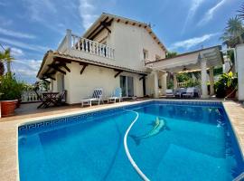 Karma Villa with views by HLCLUB Agency, hytte i Sant Pere de Ribes