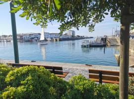 George V - Enjoy the view of the sea channel