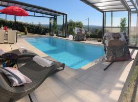 logement avec piscine couverte chauffée d'avril à octobre et spa privatifs, vue, cheap hotel in Estivareilles