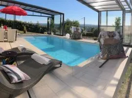 logement avec piscine couverte chauffée du 15 avril à octobre et spa privatifs, vue