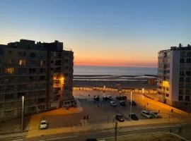 Oostende luxury seaview studio - large terrace- swimming pool - parking