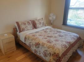 London Luxury Apartments 5 min walk from Ilford Station, with FREE PARKING FREE WIFI, appartement à Ilford