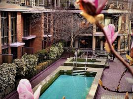 L'Hermitage Hotel, hotel near Dr. Sun Yat-Sen Classical Chinese Garden, Vancouver