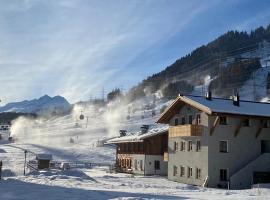 Chalet Marmotta NEVE - Luxus Chalet, hotel i nærheden af Nassereinbahn-skiliften, St Anton am Arlberg