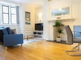 Executive City Centre Apartment with Gated Parking and Stylish Rooms includes Privacy and Space with Luxury Feel plus Courtyard Garden in Amazing Location and Very Highly Rated