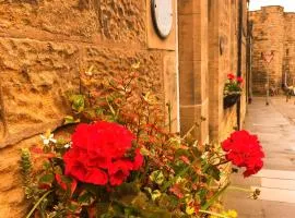 Juliet Cottage, late Georgian treasure, charming, cosy and historic, only a short walk to Alnwick Castle