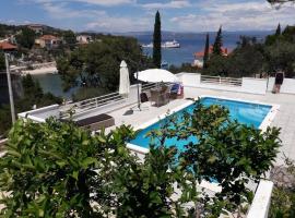 Tirkiz - 80m from the sea, hotel with parking in Rogač