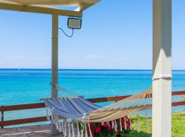 Baywatch Apartments on the Beach, hotel in Amoudi