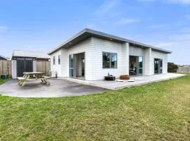 Karitane Beach Retreat - Karitane Holiday Home