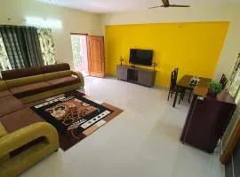 Tirupati Homestay - 2BHK AC Family Apartments near Alipiri and Kapilatheertham - Walk to A2B Veg Restaurant - Super fast WiFi - Android TV - 250 Jio Channels - Easy access to Tirumala