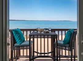 New Listing Beach Bliss 211! Stunning bay view, hotel cerca de Mt Holiday Ski Area, Traverse City