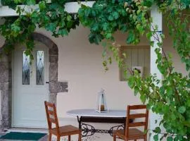 Elia Houses - Traditional House With Backyard