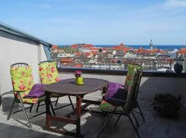 Spacious Apartment Victus with Balcony by Noclegi Renters